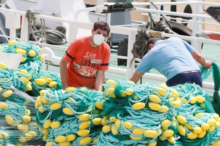 Mariñeiros preparan as redes en Burela. EFE/ELISEO TRIGO