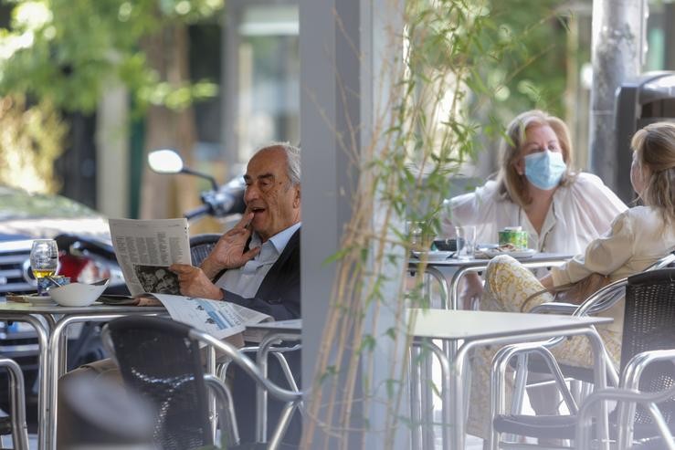 Varias persoas nunha terraza dun restaurante de Madrid (España), a 22 de xuño de 2020.. Ricardo Rubio - Europa Press