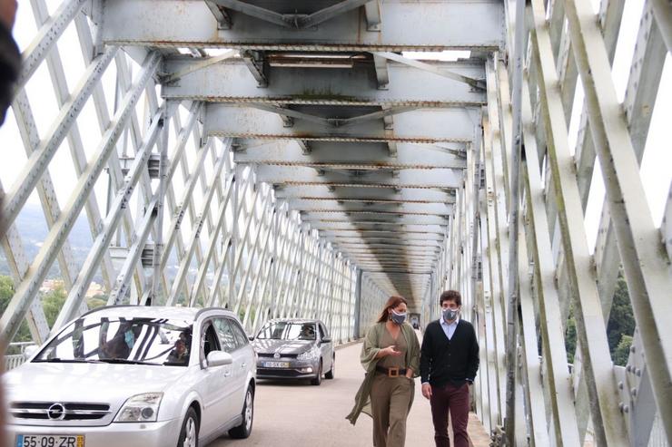 A candidata de Cidadáns á Presidencia da Xunta, Beatriz Piñeiro, e o eurodeputado Adrián Vázquez na ponte internacional Tui-Valença. CIDADÁNS 