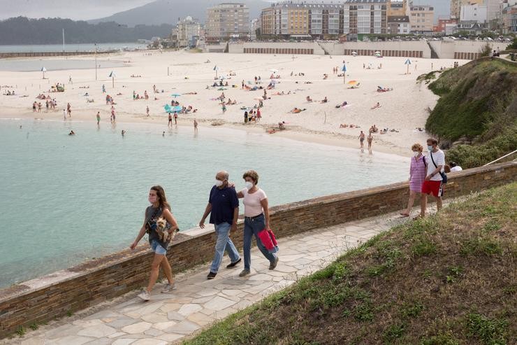 Persoas pasean xunto á praia de Rapadoira de Foz, na comarca da Mariña. carlos Castro/Europa Press