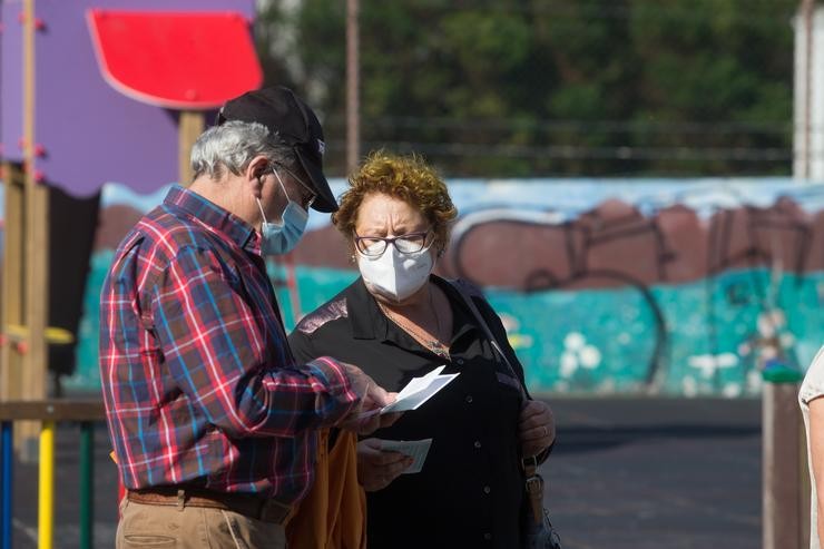 Dúas persoas con máscaras ante o Pavillón Vos Castros, en Burela (Lugo).. Carlos Castro - Europa Press