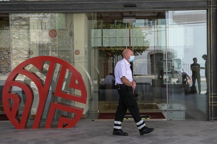 Un traballador de seguridade camiña preto da porta do hotel NH Finisterre da Coruña onde están os xogadores do CF Fuenlabrada.. M. Dylan - Europa Press 