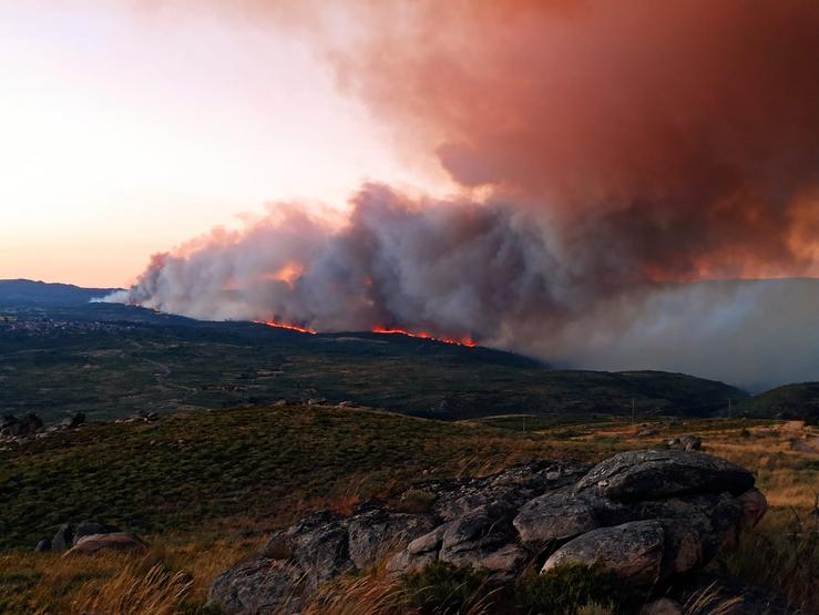 Incendio en Monterrei / Batallón T-15 (@Batallont15).