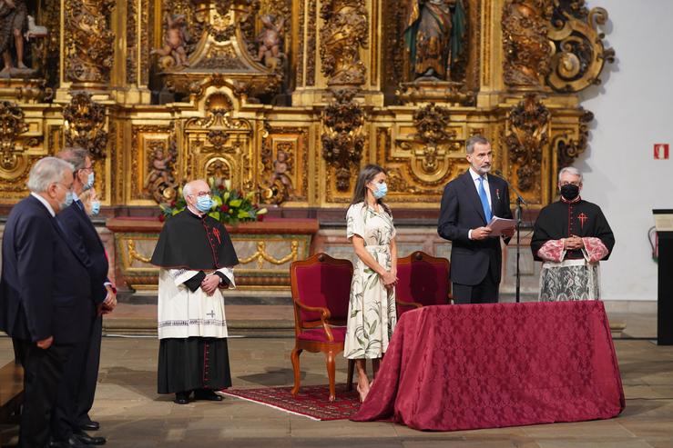 Felipe VI e Letizia Ortiz, na catedral de Santiago no Día do Apóstolo, marcado polas medidas de seguridade pola pandemia de Covid-19 