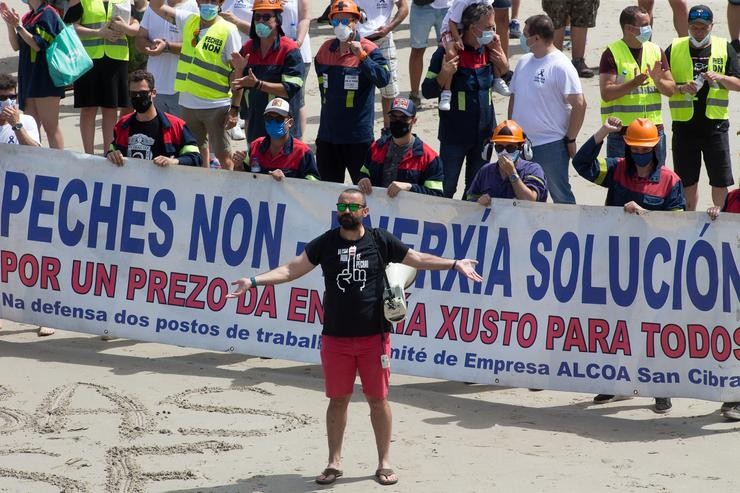 Os traballadores de Alcoa toman, xunto ás súas familias, a emblemática praia das Catedrais, en Ribadeo, Lugo (Galicia), a 26 de xullo de 2020. A concentración ten lugar para pedir á multinacional norteamericana Alcoa buscar unha solución para evitar. Carlos Castro - Europa Press 