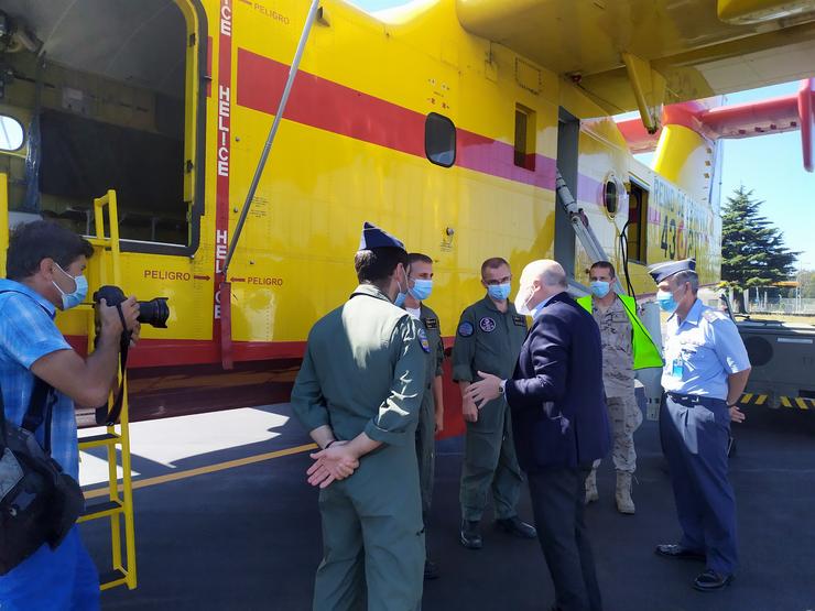 O delegado do Goberno, Javier Losada, visita un avión anfibio contra incendios no aeródromo militar de Santiago / Europa Press