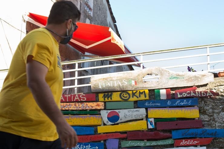 Un peregrino pasa fronte ao Albergue de Matias Locanda, na localidade de Sarria / Europa Press  