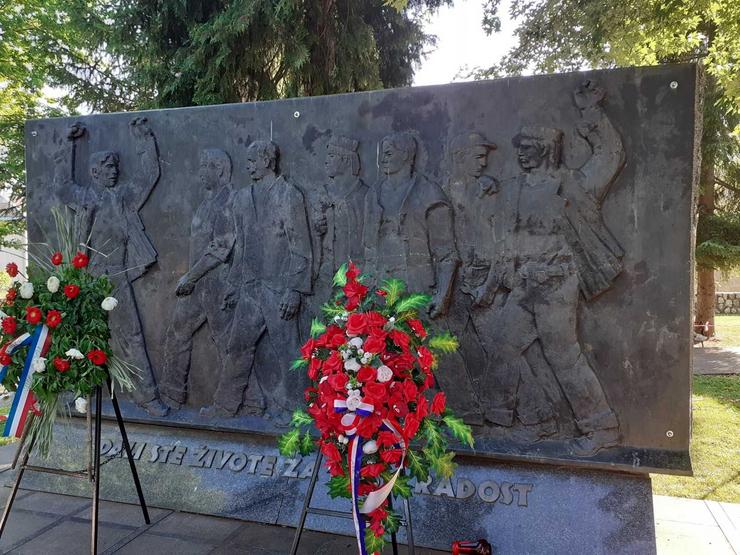 Monumento antifascista en Perušić, Croacia.