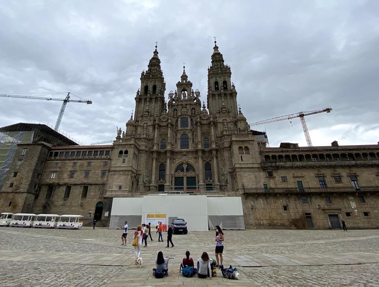 Algúns peregrinos e turistas ante a Catedral de Santiago, na Praza do Obradoiro. 