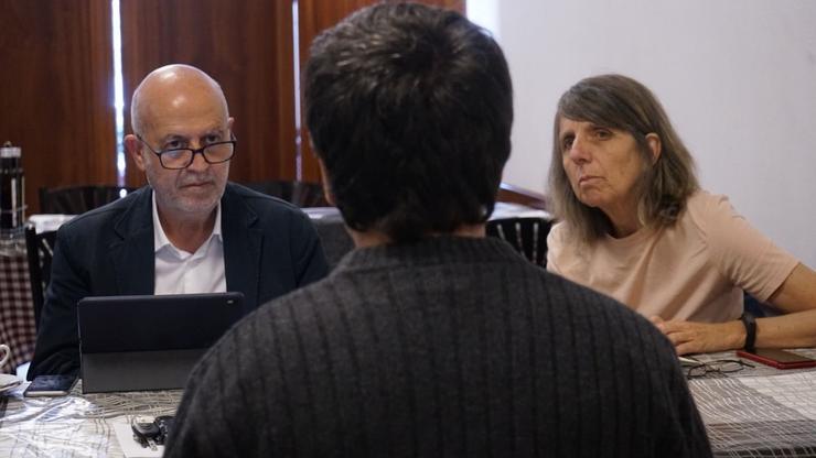 Pancho Casal, cabeza de lista de Marea Galeguista, xunto a Peque González, número uno por Pontevedra, nunha reunión con familiares de residencias de maiores. MAREA GALEGUISTA 