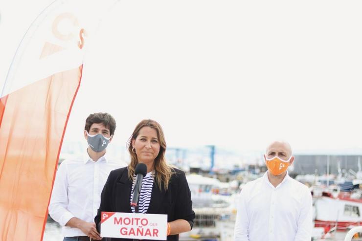 A candidata de Cidadáns á Presidencia da Xunta, Beatriz Piñeiro, e o eurodeputado Adrián Vázquez, tras encontros co sector pesqueiro. CIDADÁNS 