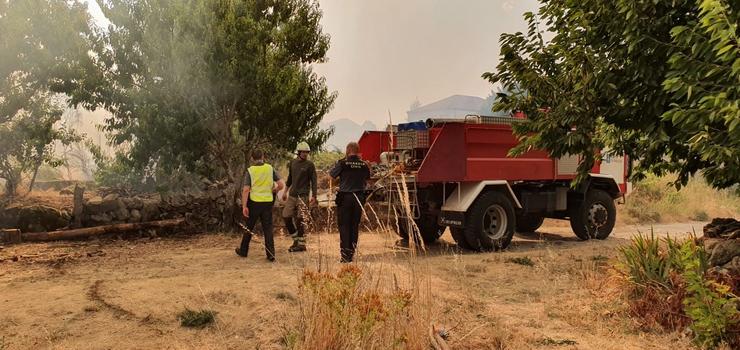 Incendio que obriga a desaloxar casas en Monterrei. GARDA CIVIL