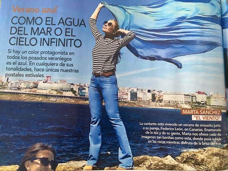 Imaxe de Marta Sánchez coa Coruña de fondo nunha revista que a sitúa en Canarias