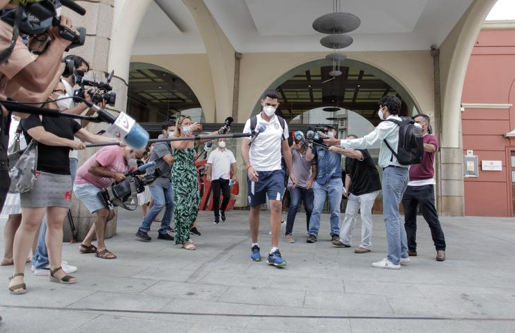 Un dos 33 membros do CF Fuenlabrada que recibiu o alta epidemiolóxica abandona o hotel NH Finisterre onde permanecerán confinados os 13 xogadores restantes do equipo 