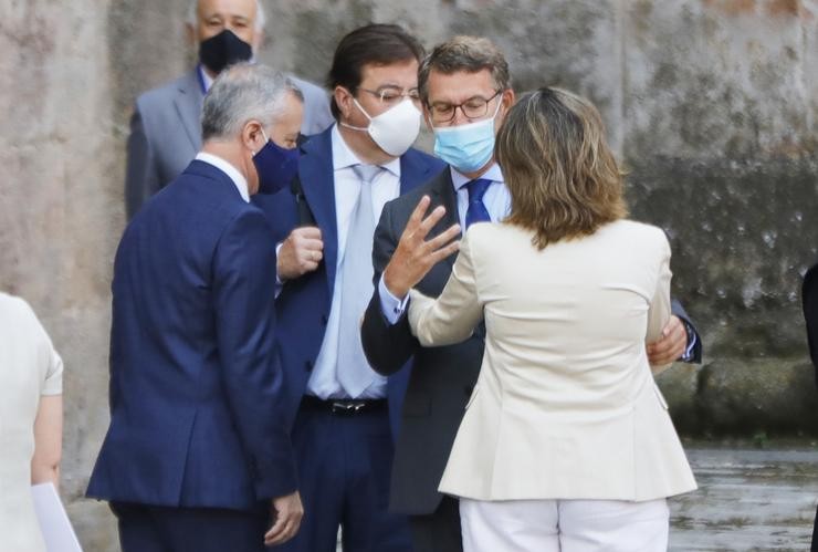 A vicepresidenta e ministra para a Transición Ecolóxica e o Reto Demográfico, Teresa Ribera, saúda o presidente de Galicia, Alberto Núñez Feijóo, á súa chegada ao mosteiro de Yuso, antes da celebración da XXI Conferencia de Presidentes 