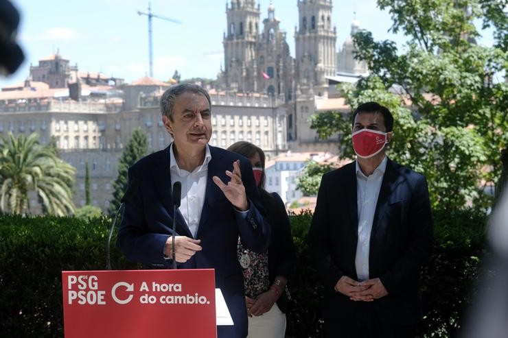 O expresidente do Goberno José Luís Rodríguez Zapatero intervén para apoiar o candidato do PSdeG á presidencia da Xunta de Galicia, Gonzalo Caballero (máscara vermella), durante a súa visita por Santiago de Compostela / Europa Press