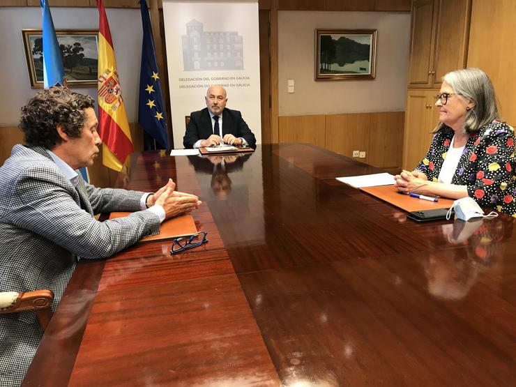 O delegado do Goberno, Javier Losada; a subdelegada do Goberno na Coruña, Pilar López-Rioboo, e o avogado do Estado Javier Suárez, analizan a causa sobre a devolución do Pazo de Meirás. DELEGACIÓN DO GOBERNO 