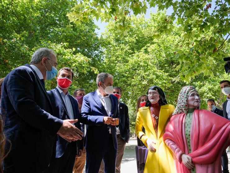 O expresidente do Goberno José Luís Rodríguez Zapatero (máscara branca), e o candidato do PSdeG á presidencia da Xunta de Galicia, Gonzalo Caballero (máscara vermella), durante a súa visita por Santiago de Compostela 