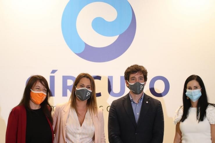 A candidata de Cs á presidencia da Xunta, Beatriz Pino, xunto ao eurodeputado do partido, Adrián Vázquez, e a secretaria xeral, Marina Bravo, acompañados pola presidenta do Círculo de Empresarios de Galicia, Patricia García 