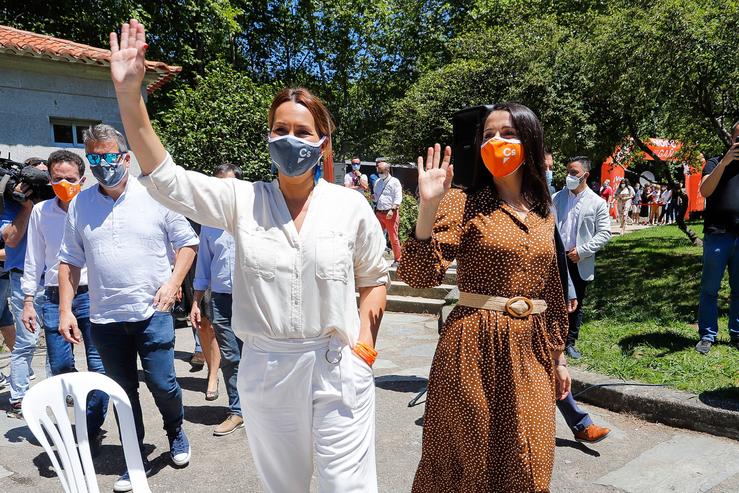 A candidata á Xunta, Beatriz Piñeiro, e a presidenta de Cidadáns, Inés Arrimadas, saúdan ao chegar a un 'Encontro Cidadán' en Vigo (Pontevedra/Galicia/España), a 4 de xullo de 2020.. Marta Vázquez Rodríguez - Europa Press
