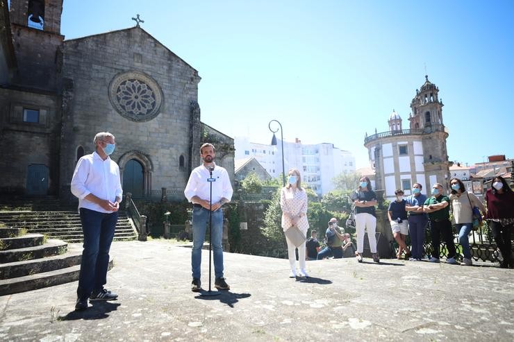 O presidente do PP, Pablo Casado, realiza unha intervención fronte á antiga delegación de Facenda, nos Xardins de Casto Sampedro, en Pontevedra (Galicia