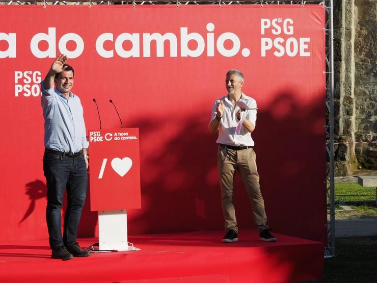 O candidato do PSdeG á Presidencia da Xunta, Gonzalo Caballero, e o ministro do Interior, Fernando Grande Marlaska, no Carballiño (Ourense). PSDEG/ANDRÉS FRAGA / Europa Press