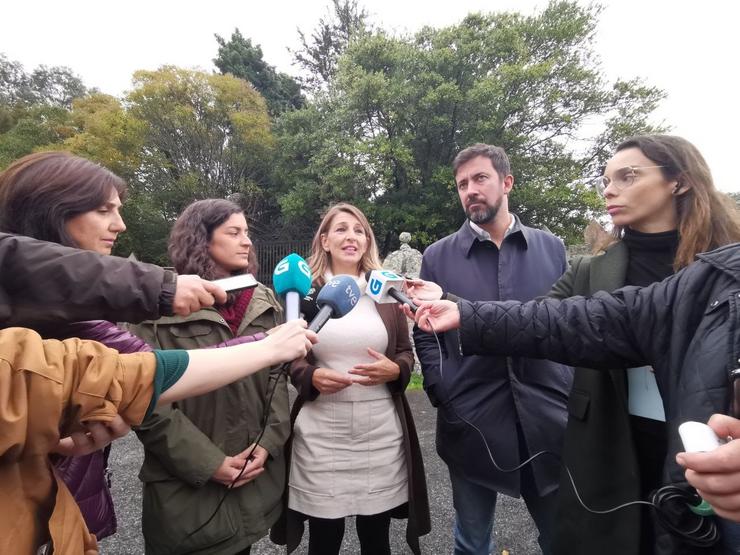 Yolanda Díaz e Antón Gómez-Reino, de En Común, ofrecen declaracións aos medios nas inmediacións do Pazo de Meirás, en Sada (A Coruña). EN COMÚN - Arquivo / Europa Press