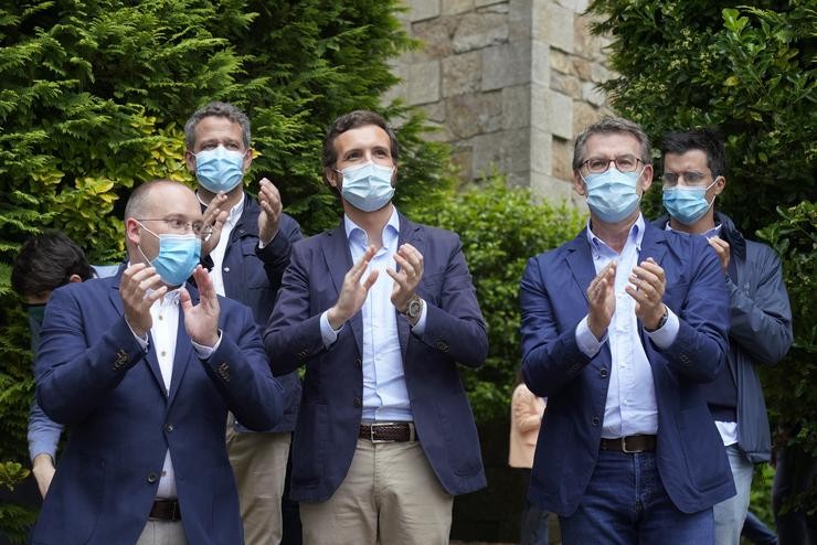 O presidente da Xunta, Alberto Núñez Feijóo, e o presidente do PP, Pablo Casado, durante a presentación de candidaturas do PP en Galicia para os comicios do 12 de xullo. En Santiago de Compostela, a 21 de xuño de 2020.. Álvaro Ballesteros - Europa Press