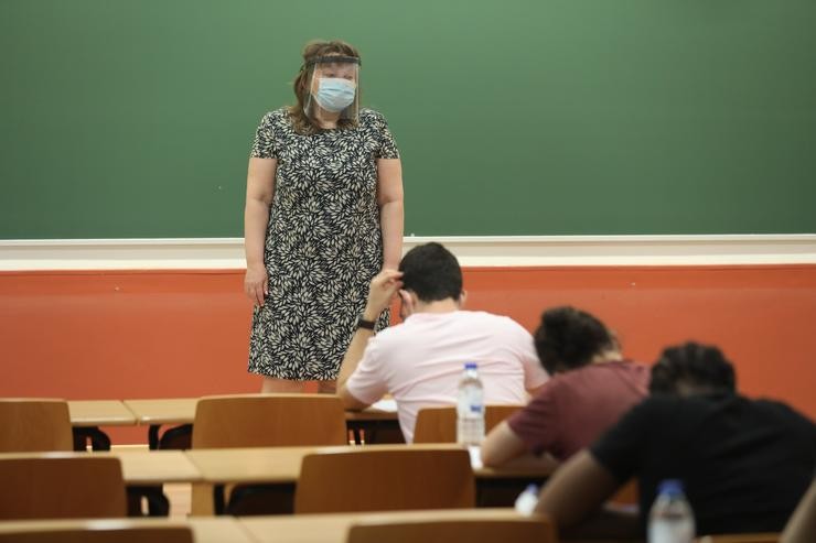 Unha profesora vixía unha clase mentres estudantes das materias 
