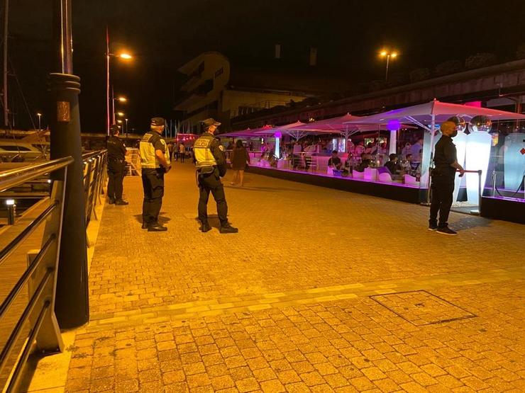 Axentes da Policía Autonómica controlan o cumprimento da normativa de seguridade nun local de lecer nocturno. XUNTA