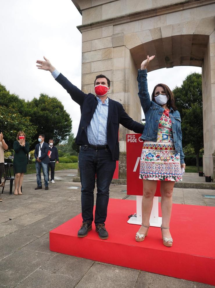 O candidato do PSdeG á Xunta, Gonzalo Caballero, e a vicesecretaria xeral do PSOE, Adriana Lastra, en Ferrol / PSdeG.