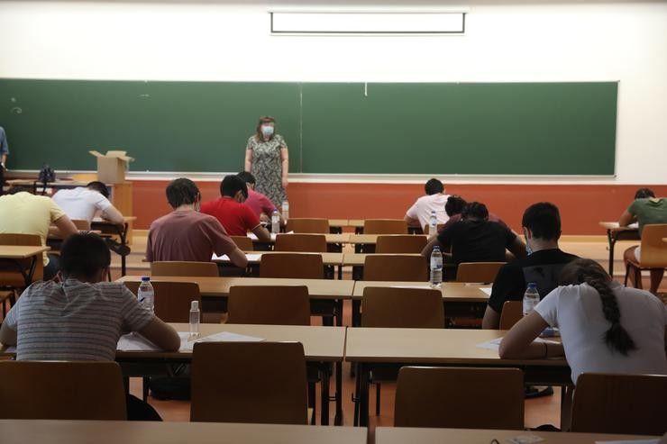 Unha profesora vixía unha clase. Marta Fernández Xara - Europa Press