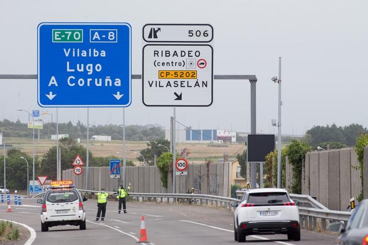 Punto de control da Garda Civil de Tráfico na entrada á Comunidade galega a través de Ribadeo, municipio limítrofe co Principado.. Carlos Castro - Europa Press / Europa Press