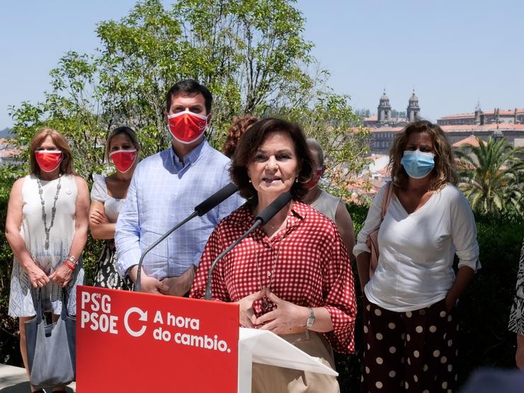 A secretaria de Igualdade do PSOE e vicepresidenta primeira do Goberno, Carmen Calvo, durante a súa intervención nun encontro con Mulleres do PsdeG, no Parque da Alameda no que tamén participa o candidato do PSdeG-PSOE á Xunta, Gonzalo Caballero / Europa Press