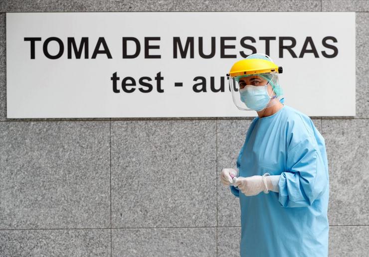 Unha sanitaria, antes de realizar un test de coronavirus no Hospital Público da Mariña. EFE/ELISEO TRIGO