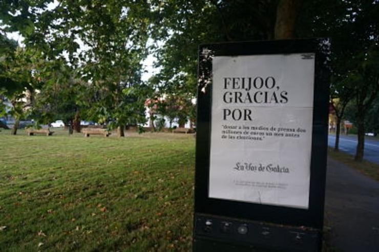 Campaña contra Feijóo nos carteis publicitarios de Compostela