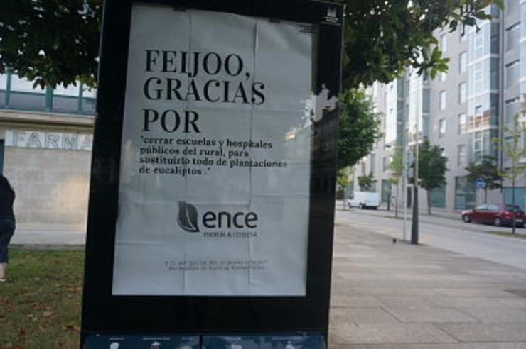 Campaña contra Feijóo nos carteis publicitarios de Compostela/remitida