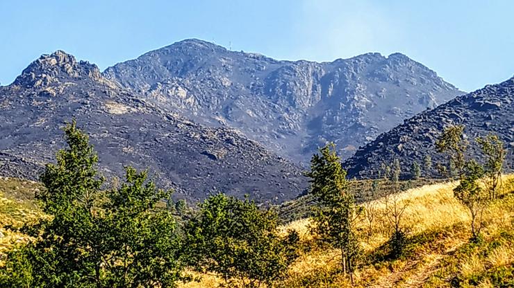 Santa Eufemia calcinada, no Xurés. Desde a zona do río Cabril, no lado portugués de Santa Eufemia-Serra Amarela 