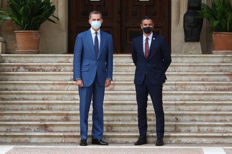 O rei Felipe V (i) e o presidente do Goberno, Pedro Sánchez, pousan minutos antes do comezo dun despacho programado sobre asuntos oficiais no palacio de Marivent de Palma. En Palma de Mallorca, Illas Baleares, (España), a 12 de agosto de 2020. Moncloa / Europa Press