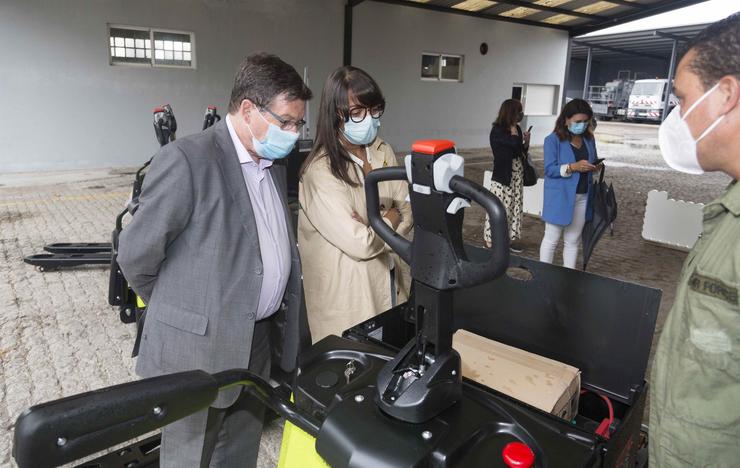 A Deputación de Pontevedra entrega transpaletas para o programa 'lixo electrónico'.. DEPUTACIÓN DE PONTEVEDRA 