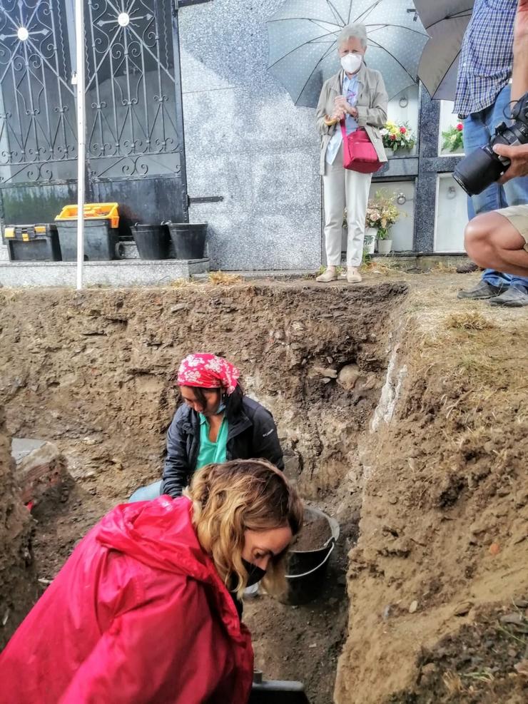 Unha das netas de Gervasio González, María Jesús Franco, observa os traballos de procura dos restos do seu avó, asasinado en 1936 por falanxistas. ARMH / Europa Press