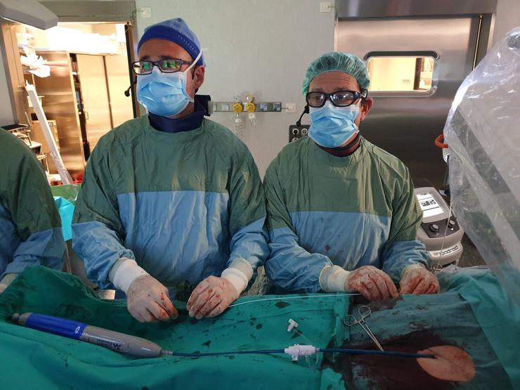 Os doutores Nilo Mosquera e Jorge Fernández Noya realizando o implante da endoprótese. 