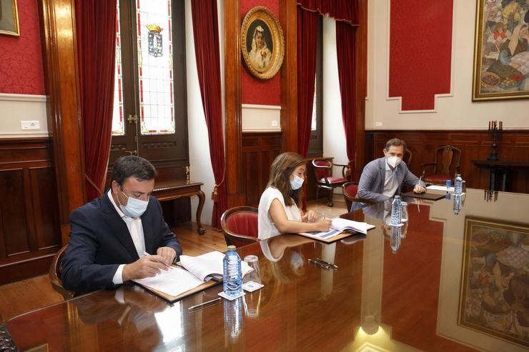 A alcaldesa da Coruña, Inés Rei, e o presidente da Deputación coruñesa, Valentín González Formoso, asinan un convenio en materia de limpeza. ANDY PEREZ 