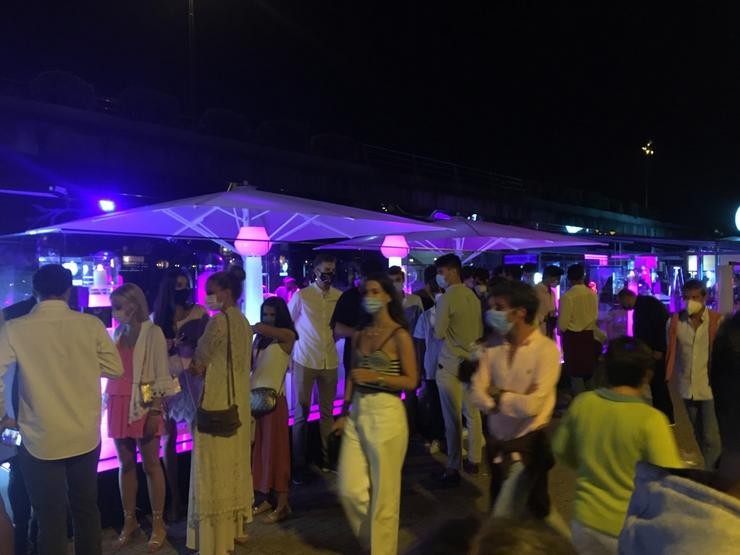 Rúa do porto deportivo de Sanxenxo nunha noite de festa