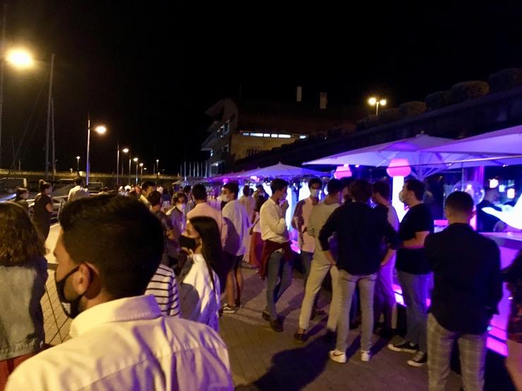 Mozos de festa no porto de Sanxenxo/Iago Codesido