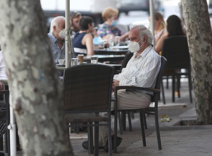 Varias persoas gozan nunha terraza. Eduardo Parra - Europa Press