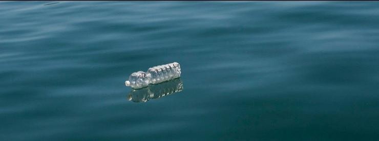 Imaxe dunha botella de plástico no mar. A REDE DE VIXIANTES MARIÑOS - Arquivo 