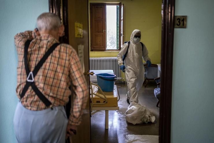 Un ancián contempla nunha residencia a actuación do persoal sanitario.. MEDICOS SEN FRONTEIRAS / Europa Press