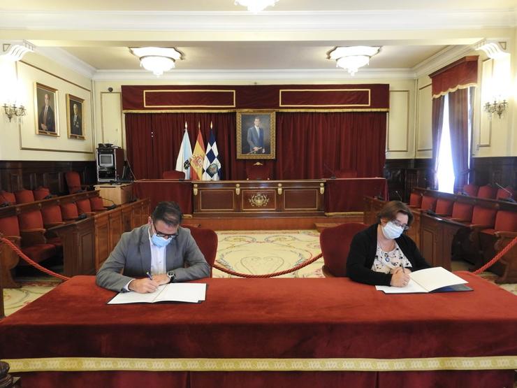 O alcalde de Ferrol, Anxo Mato, asinan un convenio con Aspaneps.. CONCELLO DE FERROL 