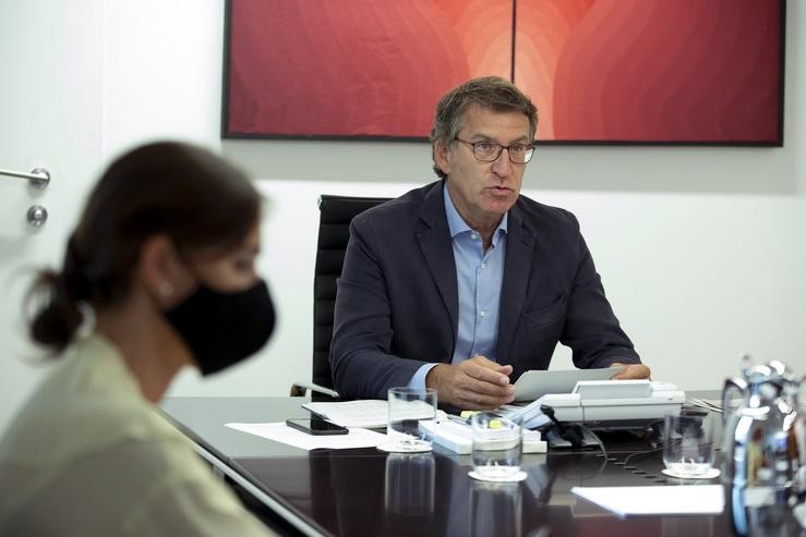 O presidente da Xunta, Alberto Núñez Feijóo, e a conselleira de Educación, Carmen Pomar, na reunión do comité clínico. XUNTA/ ANA VARELA